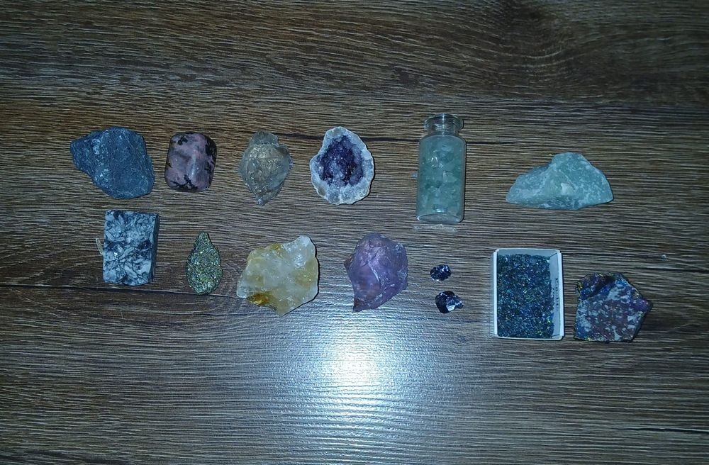 Vând minerale și roci