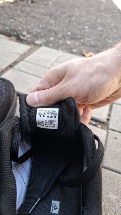 Продаются кроссовки Адидас