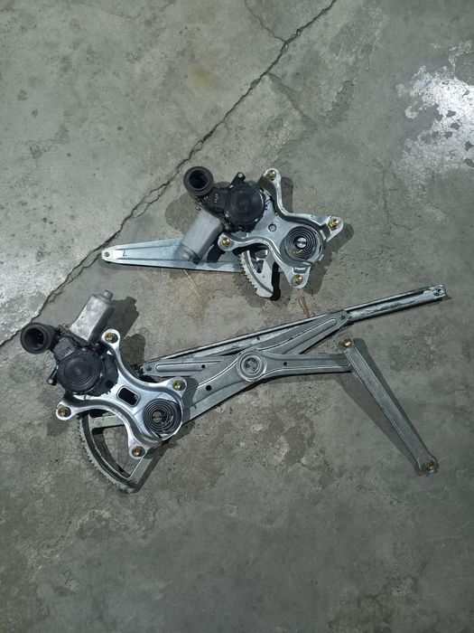 Стеклоподъёмники правый передний , правый задний на Lexus es 300 330