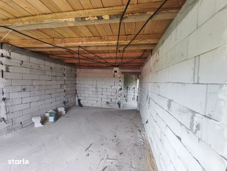 Duplex la rosu, 4400 mp teren, Siret