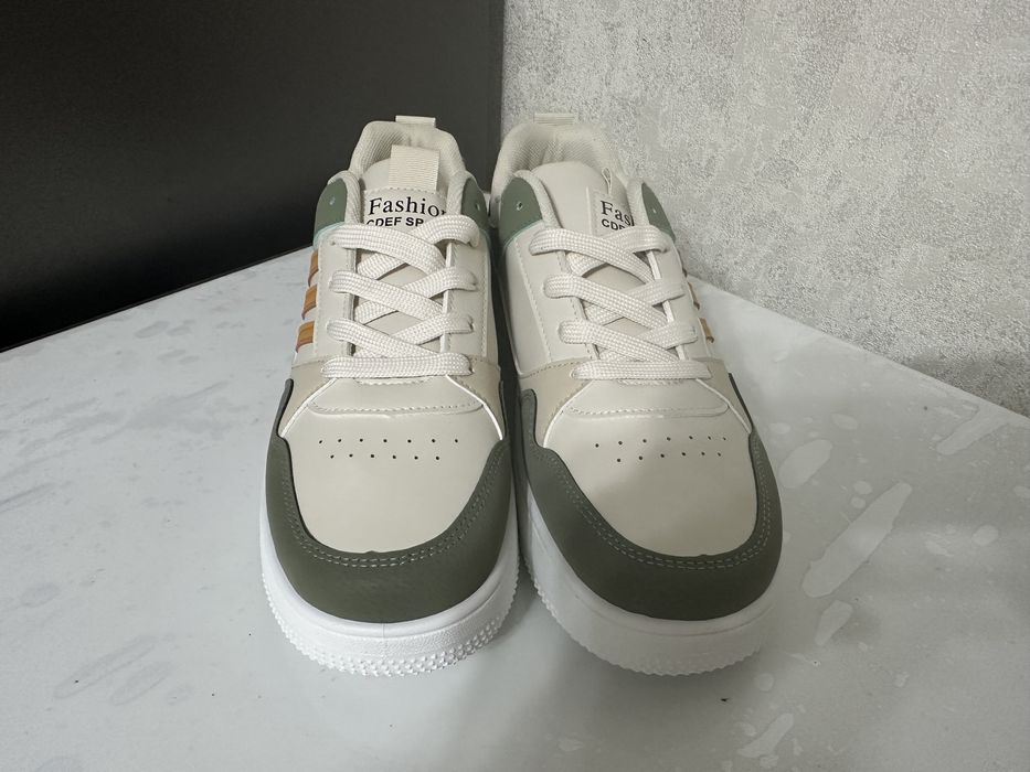 Продам кроссовки