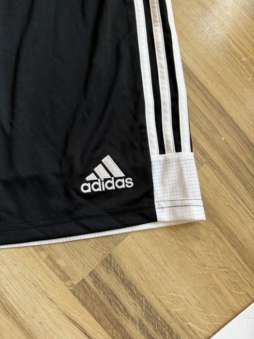 Оригинални нови  два цвята мъжки къси панталони Adidas ! XS
