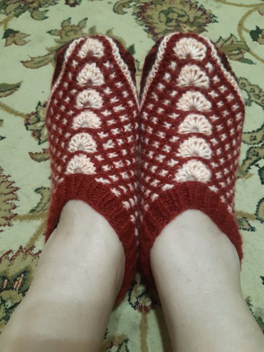 Варежки, носки и следки ручной работы.