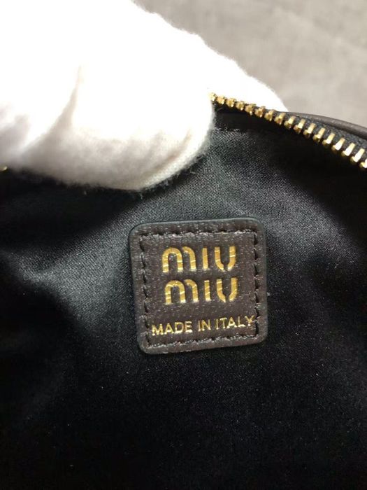 Miu Miu кожена чантичка / несесер – нова