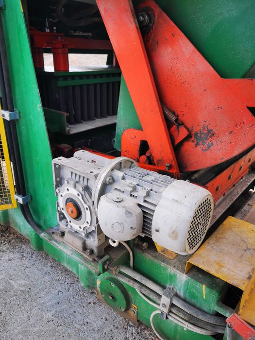 Vand sau schimb Linie de productie presa - elemente zidarie / pavele