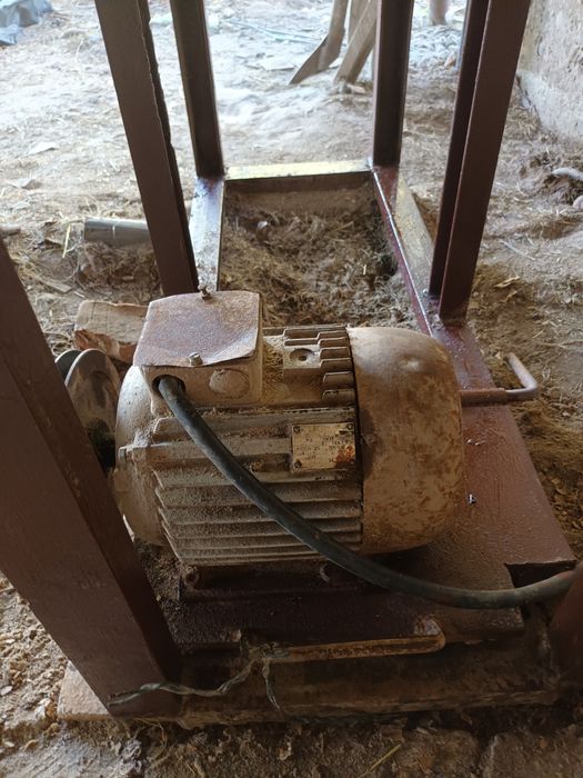 Abric trifazic cu masă metalică reglabilă și ax cu 3 cuțite