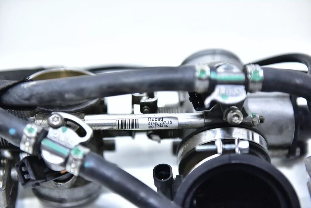Rampa de injectie DUCATI MONSTER 696 28220843A