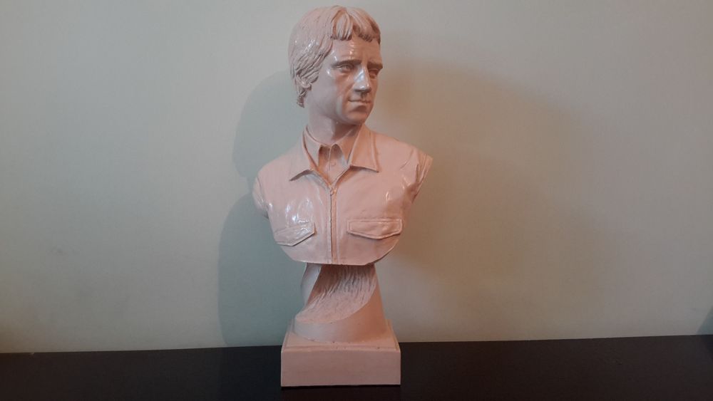 Бюст  В.Высоцкого.