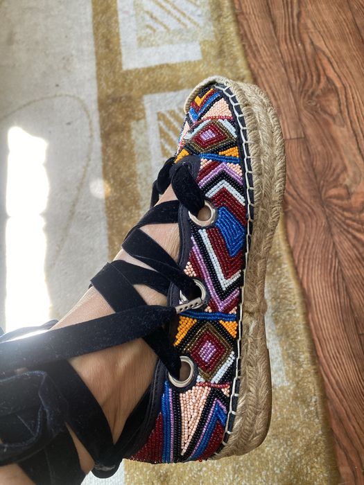 Продаеться кожанная женская обувь valentino