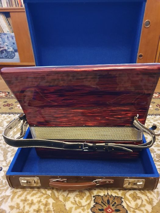 Продавам акордеон Weltmeister 60 баса