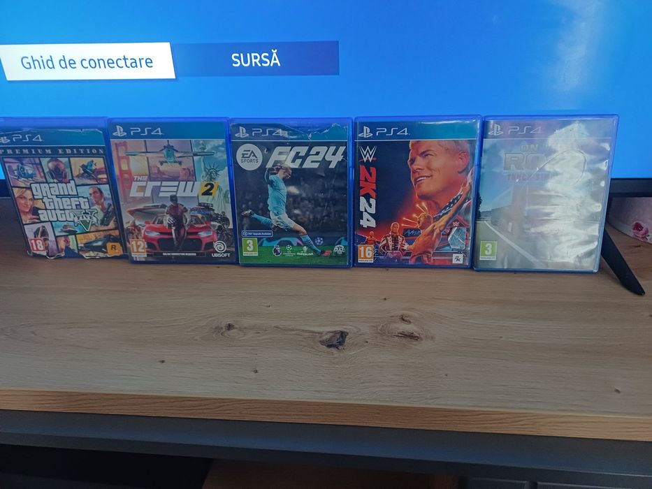 Ps4 pro utilizat cu 5 jocuri și 2 controlare