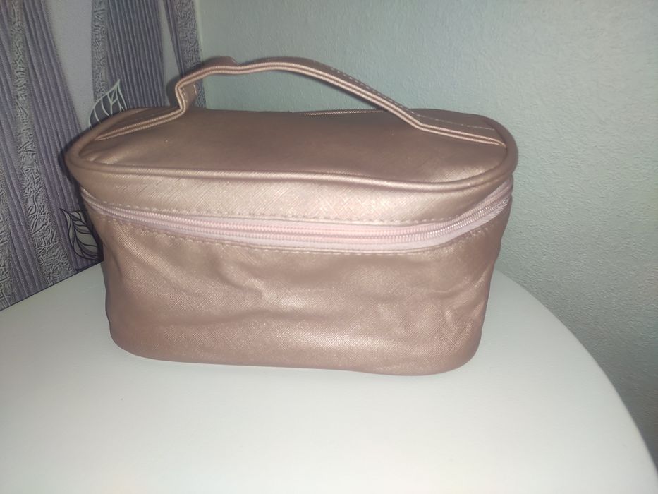 Кокетен козметичен несесер