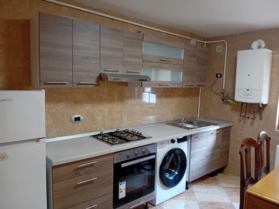 Închiriez apartament 3 camere decomandate  cu loc de parcare .