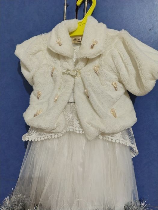 Продам 2 новогодних платья на девочку 6-7 лет