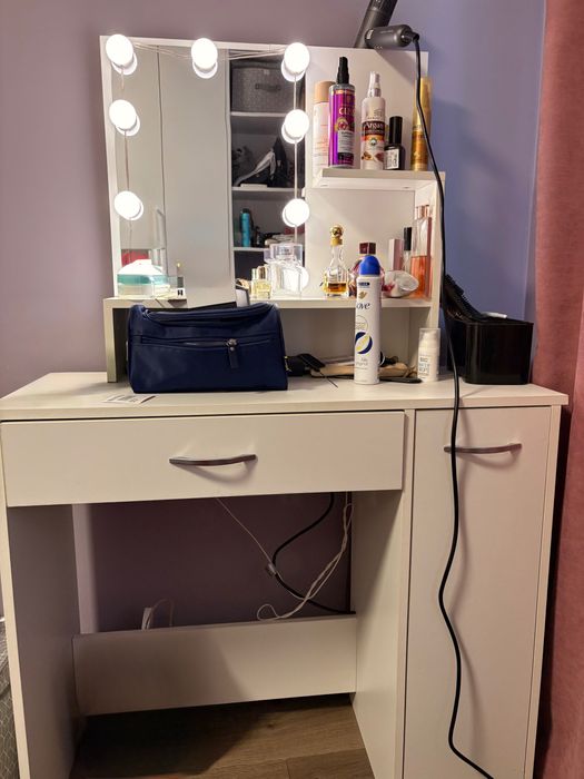 Тоалетка с лед осветление