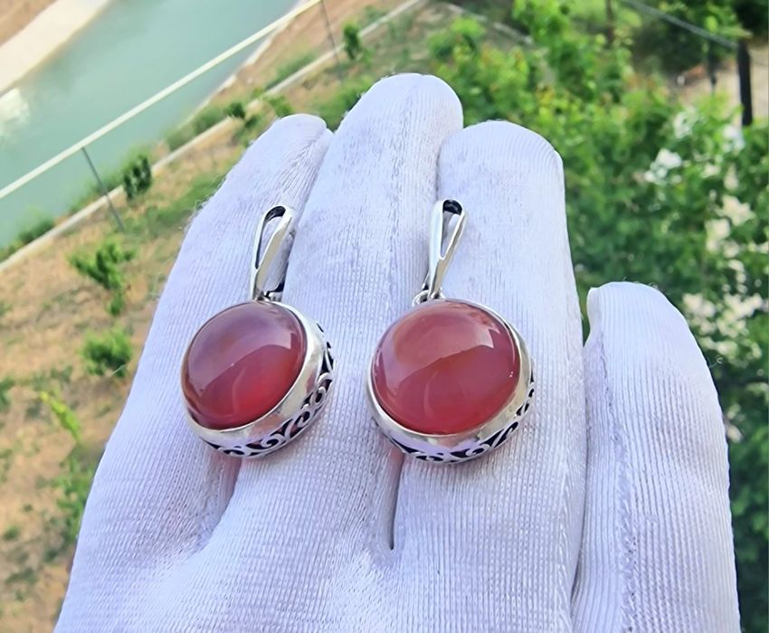 Сережки из натуральных камней.