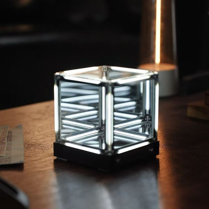 Четырехмерный  креативный куб для рабочего стола. Выглядит эффектно