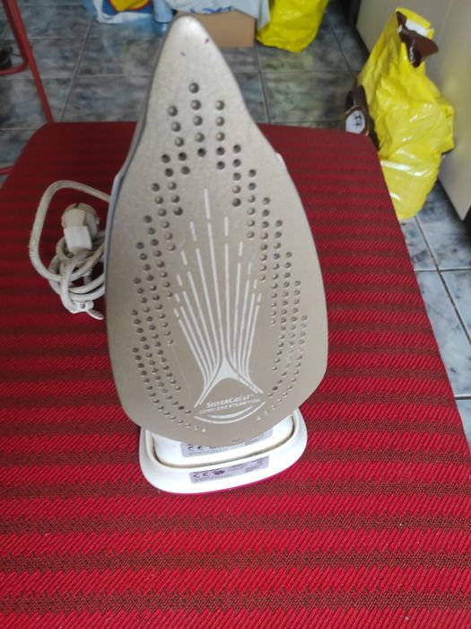Fier de călcat 2400 W, cu talpă Tefal anticalcar, în stare perfectă de