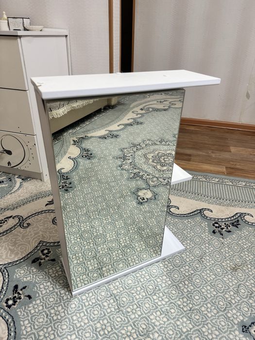 Продам раковину с тумбой и зеркалом