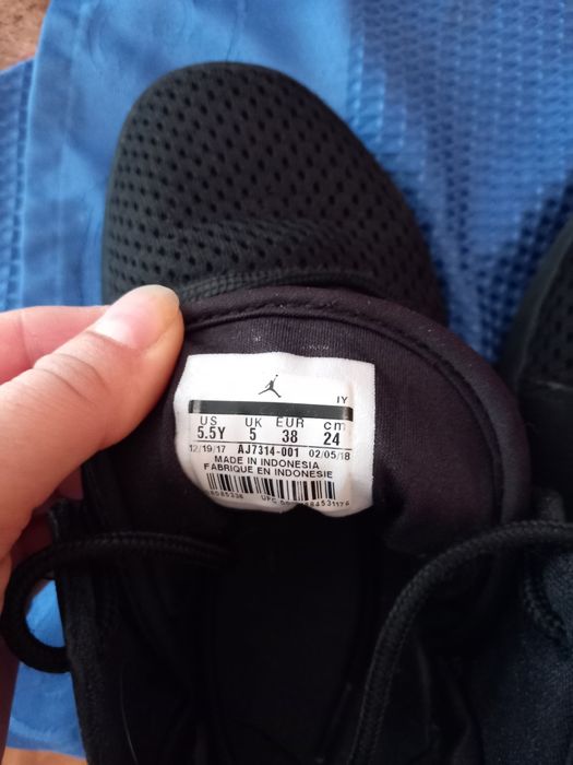 Универсални маратонки на Джордан.