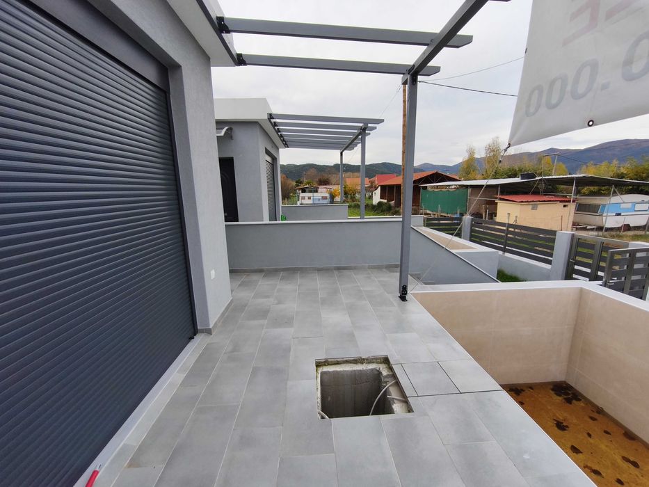 Продава нова къща 58м2 с басейн и двор 120 м2 в Паралия Врасна, Гърция