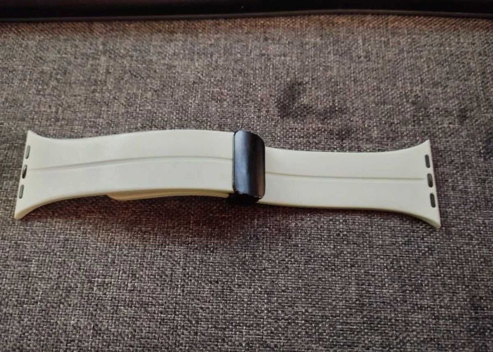 Apple Watch SE 40mm GPS, използван със спортна каишка Nike и магнитна гривна