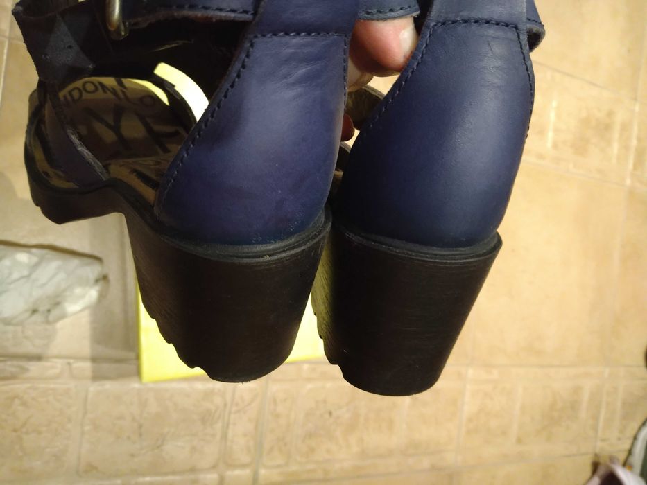 Сандали Fly London