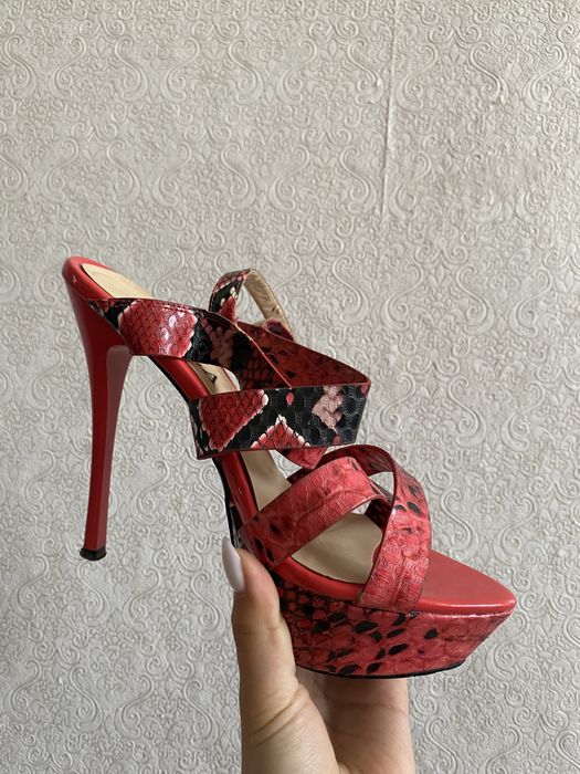 Продам босоножки