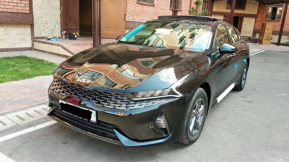 Kia K5 moshinasi sotiladi.