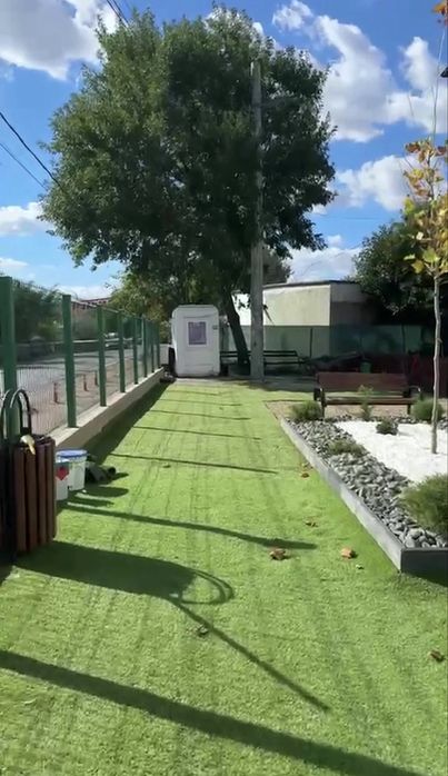 Gazon artificial cu material si montaj .