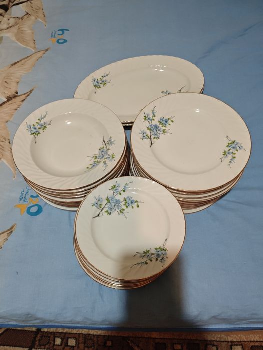Чисто нов порцеланов сервиз за 12 човека