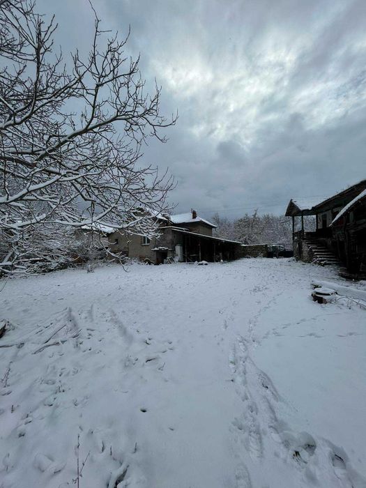 ПРОДАВА имот в с. Бресте, общ. Червен Бряг – ДВЕ КЪЩИ, два двора