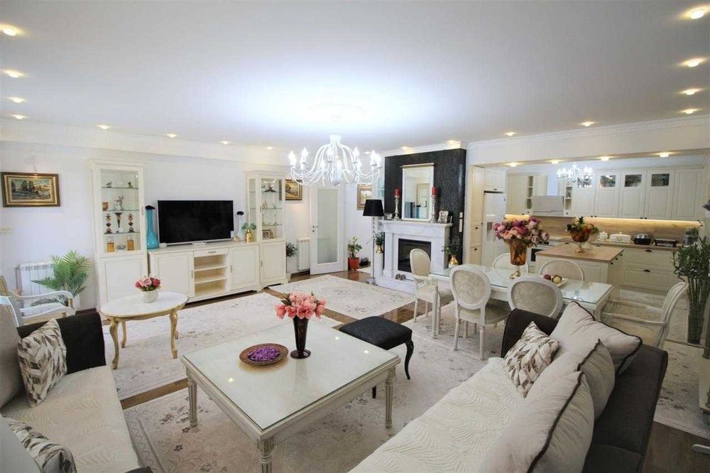 Дава се под наем Двустаен апартамент в Бургас, Център - 57 кв.м за 153 € - Снимка #3