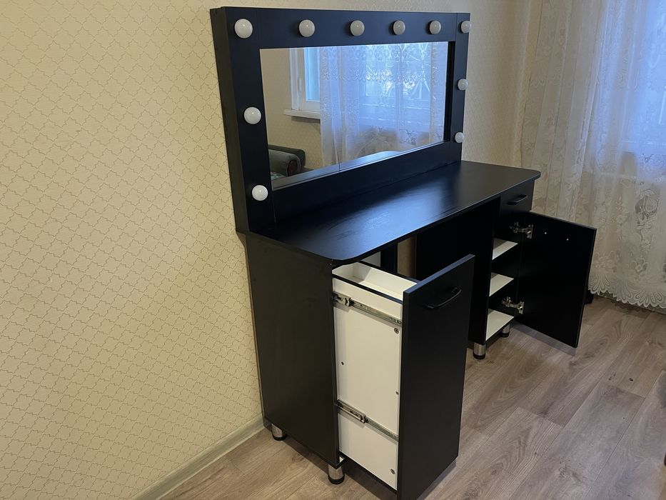 Продам косметический столик