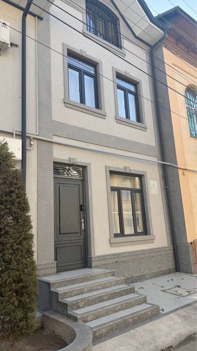 Сдается вдом. 250 квд. Трех уровня. Два санузла. Имеется Летная кухня.