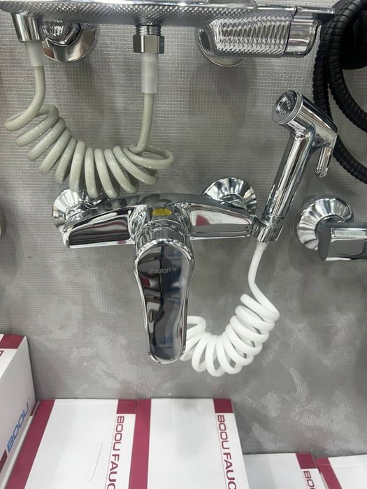 Смеситель для туалета и ванной 

Мустахаб учун смесителар