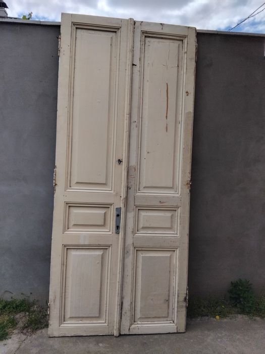 Usă veche înaltă