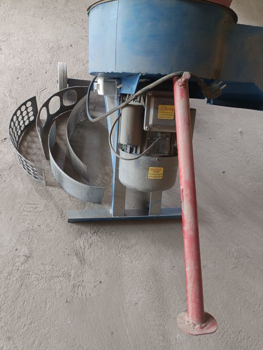 Дробилка сотилади 220В.