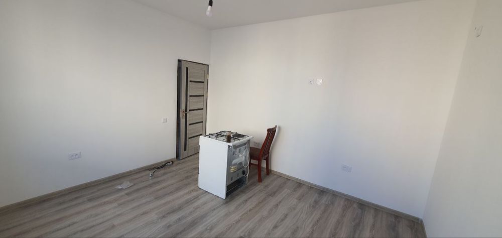 Солнични войен част орақасидаги домла 2 этаж  3- хона 52 квадрат