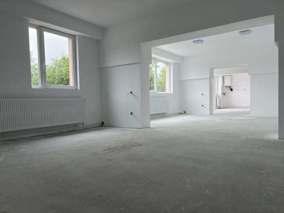 Vand  / schimb apartament ( spatiu ) la parter