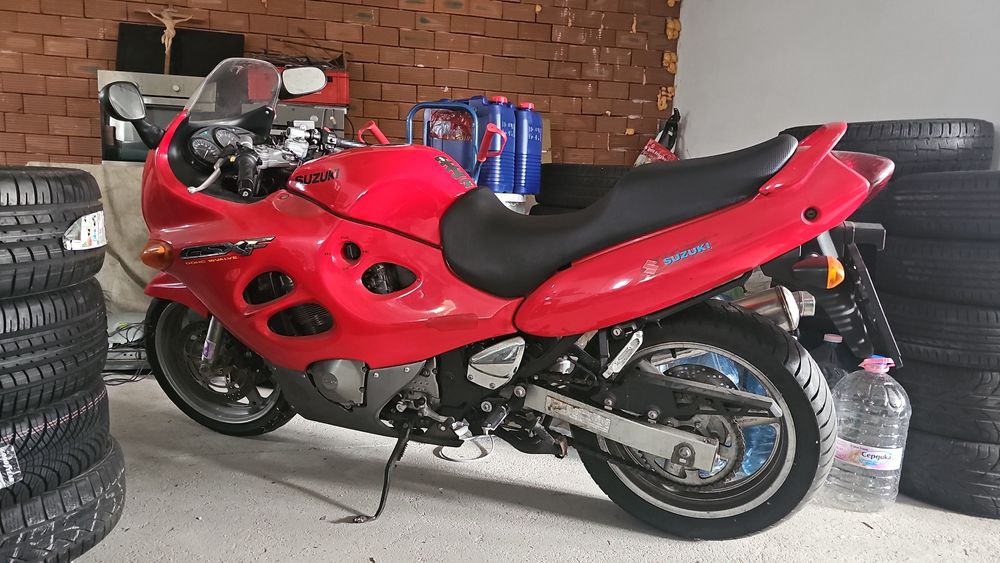 Сузуки 600 GSXF червен