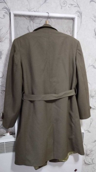 Продается мужской плащ.