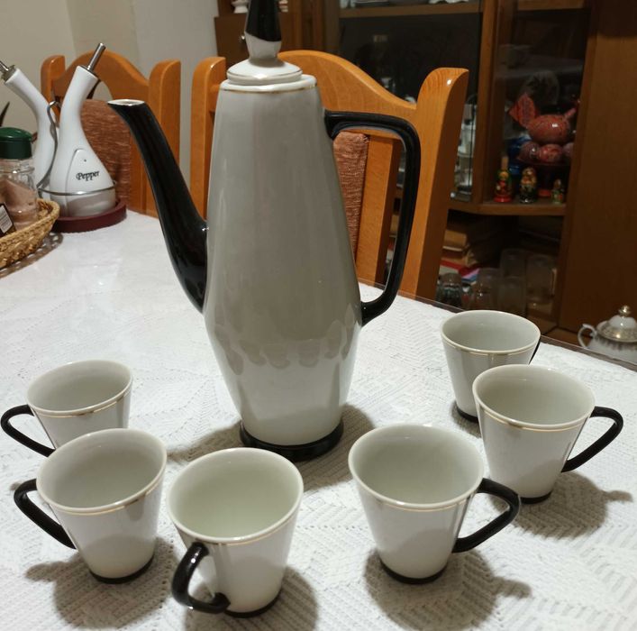 Стар български порцеланов сервиз за греяна ракия.