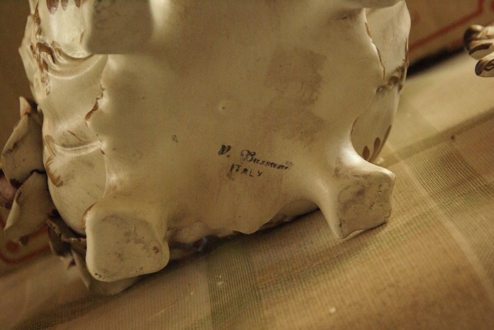 продавам италиански старинен супник със печат