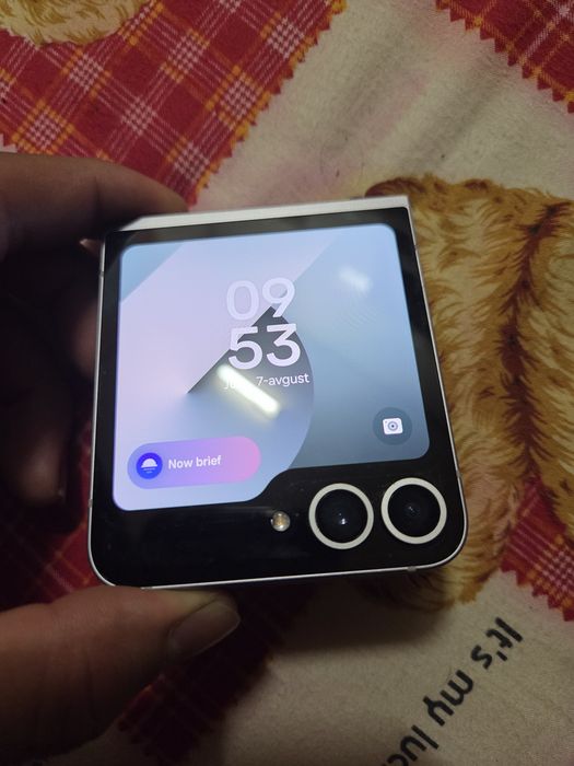 Samsung Flip 6 . 256 gb tiniq holatda