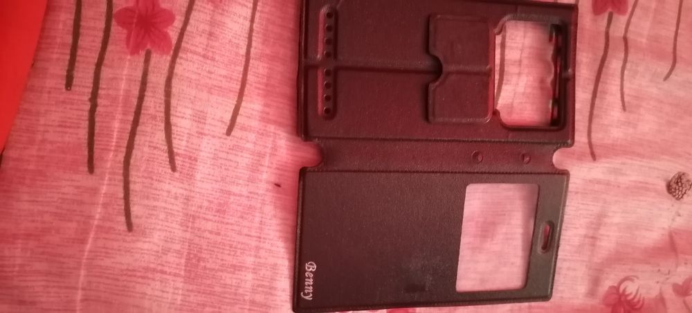 Продам красный и черные чехлы для телефона