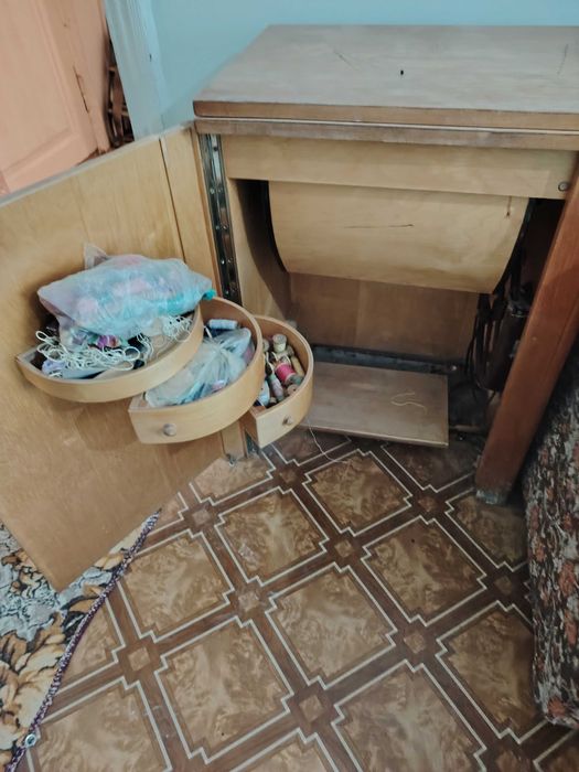 Швейная машинка, в хорошем состояние