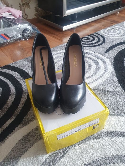 Туфли с каблуком стильные новые