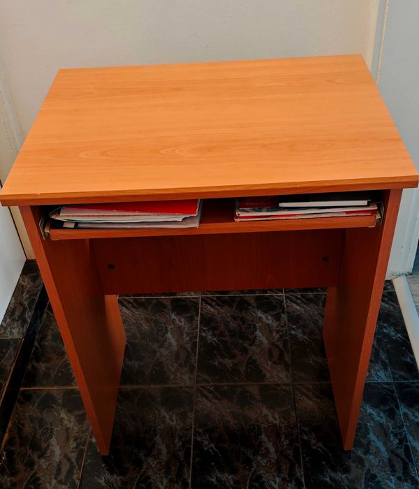 Малко бюро, подходящо за работа с лаптоп или компютър.