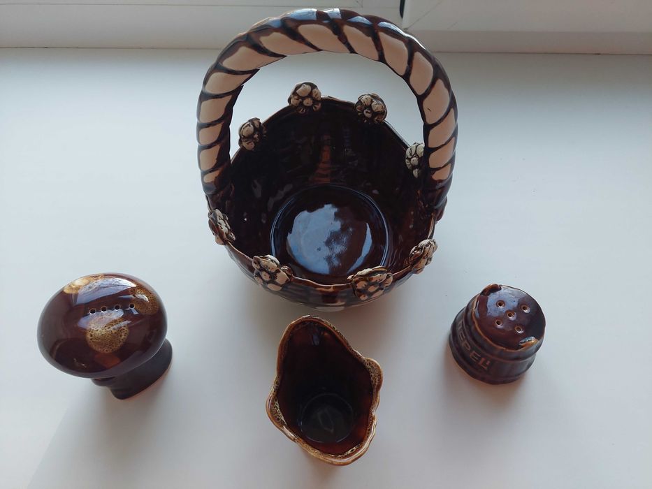 Продам набор вазочка, солонка, перечница и поставка для салфеток